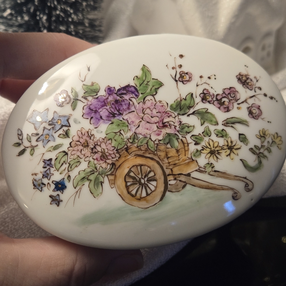 Vintage Porcelain Trinket Dish With Lid Hand Painted Flowers‎ Signed Garden EUC
